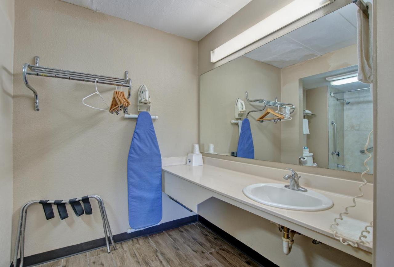 Americas Best Value Inn Laredo Exterior photo