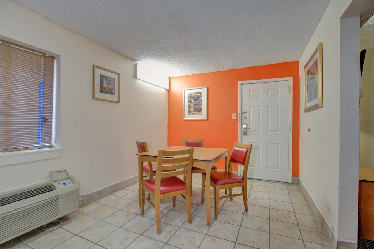 Americas Best Value Inn Laredo Exterior photo