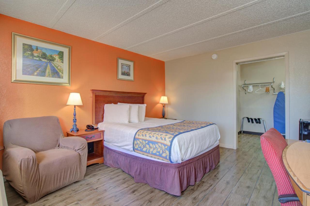 Americas Best Value Inn Laredo Exterior photo
