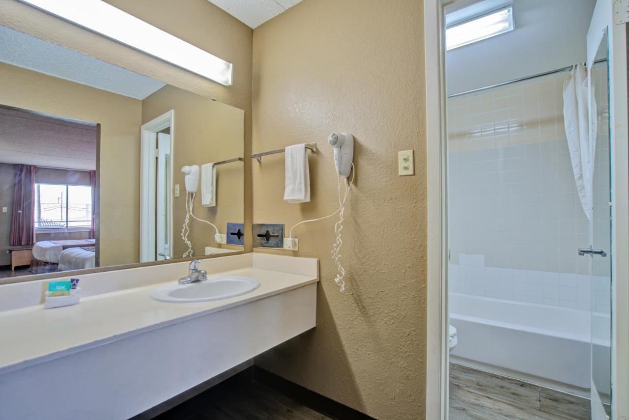 Americas Best Value Inn Laredo Exterior photo