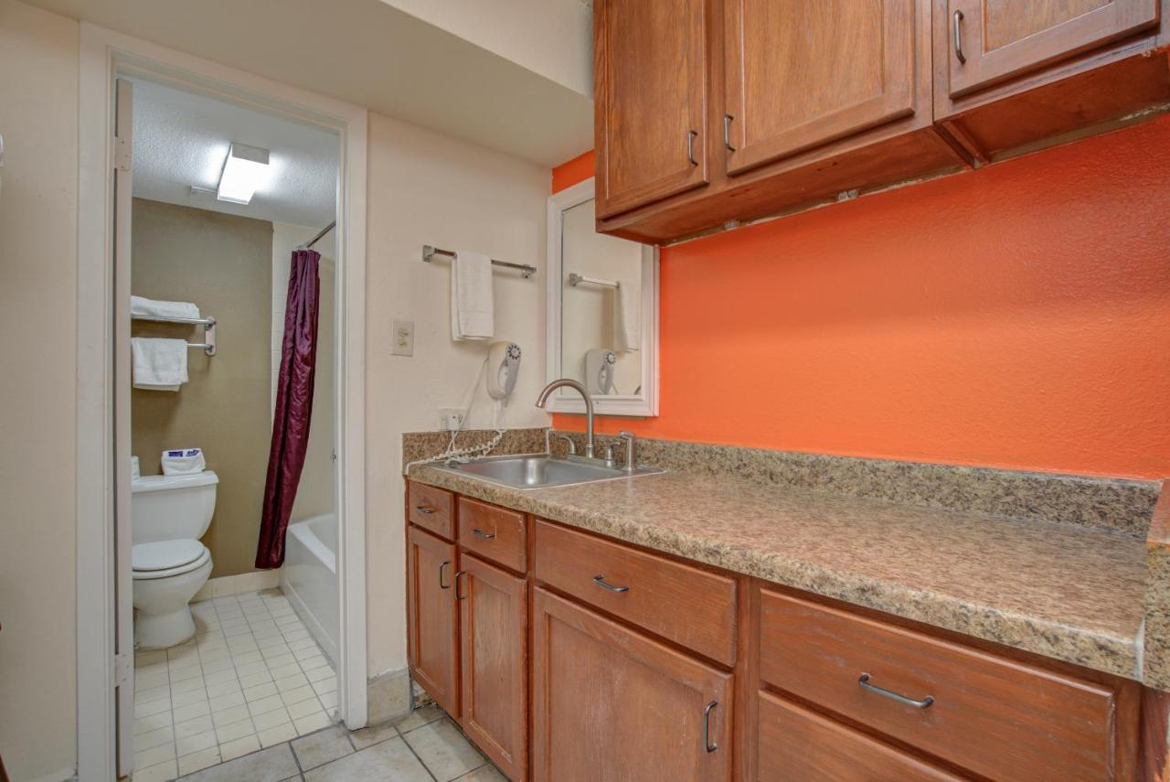 Americas Best Value Inn Laredo Exterior photo