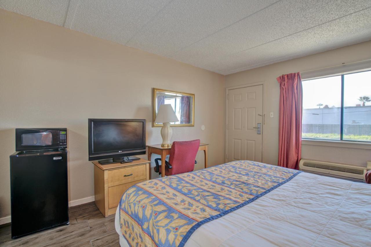 Americas Best Value Inn Laredo Exterior photo