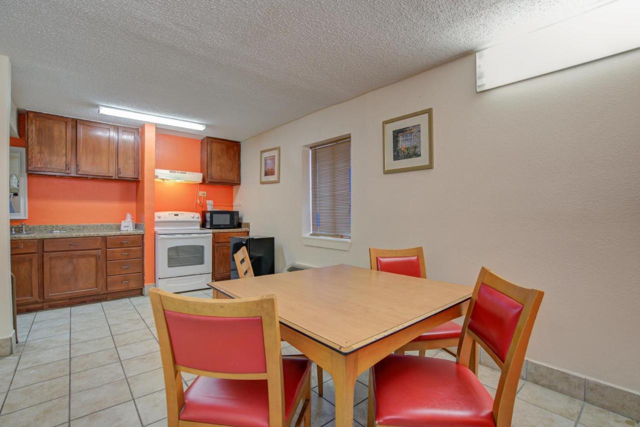 Americas Best Value Inn Laredo Exterior photo