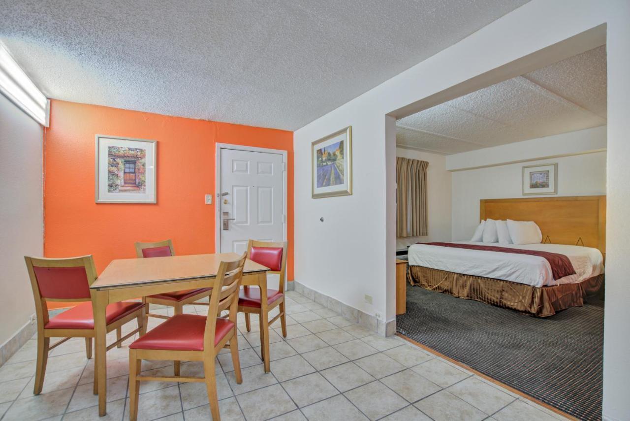 Americas Best Value Inn Laredo Exterior photo