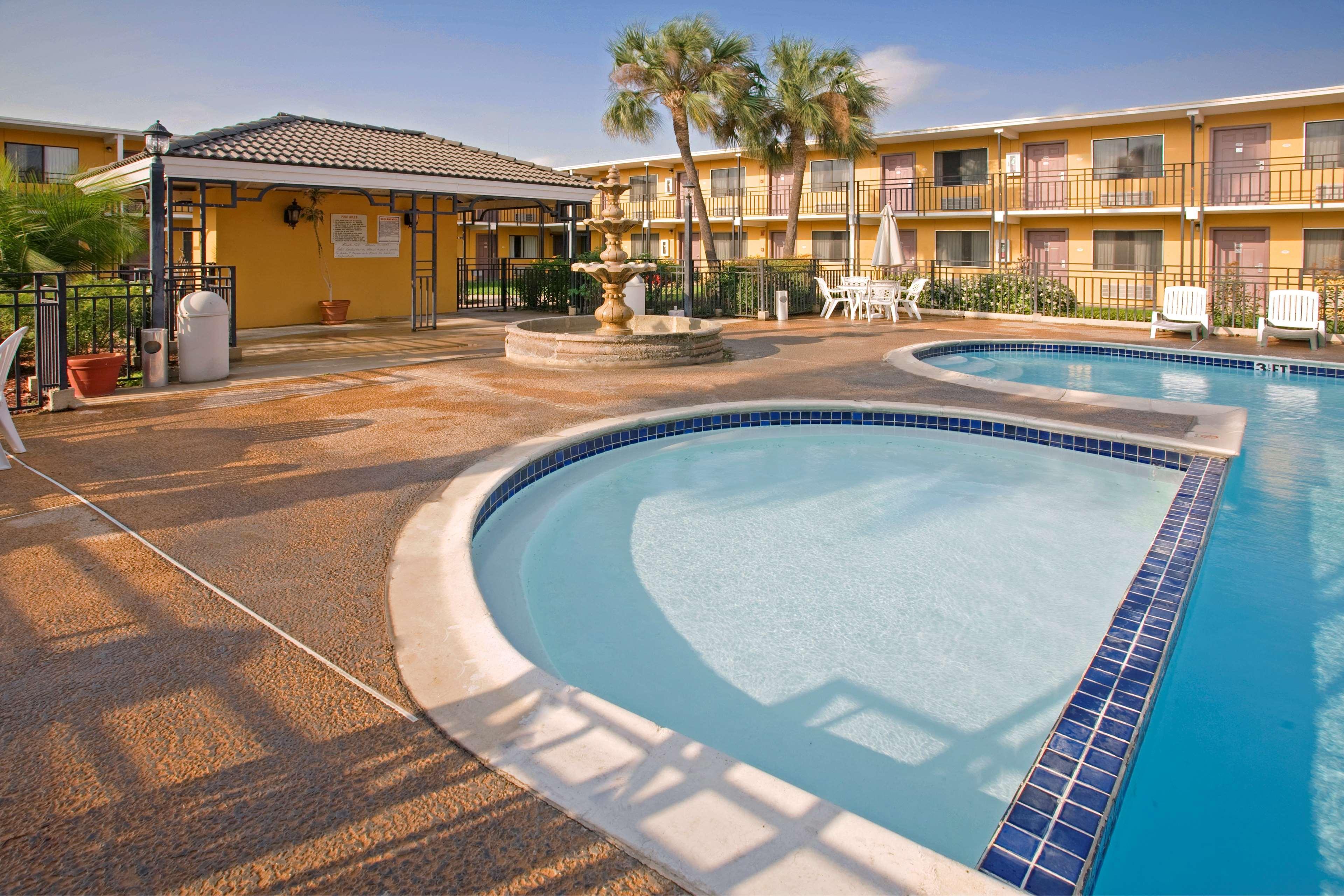Americas Best Value Inn Laredo Exterior photo