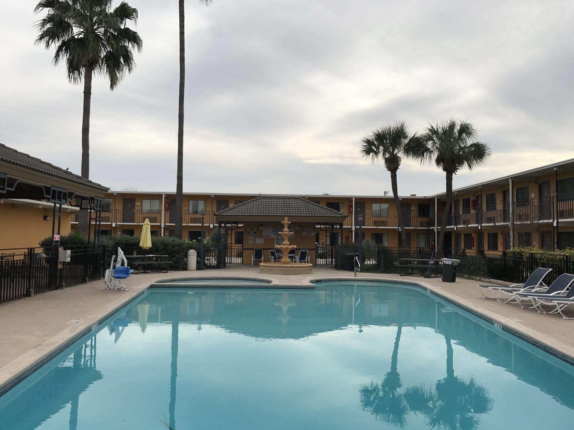 Americas Best Value Inn Laredo Exterior photo
