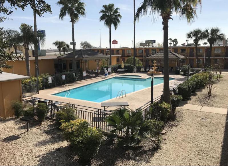 Americas Best Value Inn Laredo Exterior photo